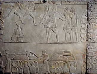 Anordnung von Lebensmitteln in Lagern, Kalkstein-Wandrelief, aus dem memphitischen Grab von Horemheb in Saqqara, ägyptische Zivilisation, Neues Reich, Dynastie XVIII