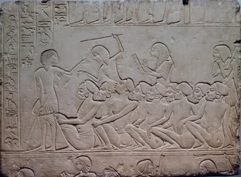 Schwarze Gefangene umgeben von bewaffneten Wachen, Relief aus dem Memphitischen Grab von Horemheb in Saqqara, ägyptische Zivilisation, Neues Reich, Dynastie XVIII