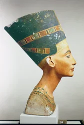 Büste der Königin Nofretete, Seitenansicht, aus dem Atelier von Thutmose in Tell el-Amarna