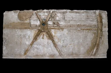 Geschnitzter und bemalter Kalksteinblock mit Darstellung eines Streitwagenrads, 1353-35 v. Chr.
