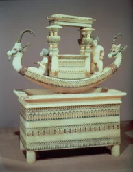 Truhe mit einem Boot, dekoriert mit zwei Köpfen eines syrischen Steinbocks und zwei weiblichen Figuren, die als Prinzessin Mutnedjmet angesehen werden, aus dem Grab von Tutanchamun (ca. 1370-52 v. Chr.) Neues Reich (Alabaster)