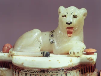 Detail des Deckels eines Salbgefäßes mit einer Figur des Königs als Löwe, aus dem Grab von Tutanchamun (ca. 1370-52 v. Chr.) Neues Reich (bemalter Alabaster)