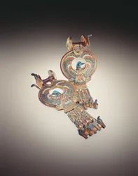 Ohrringe mit hybriden Vögeln mit Flügeln von Falken und Köpfen von Enten, aus dem Grab von Tutanchamun (ca. 1370-1352 v. Chr.) Neues Reich