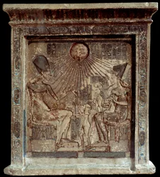Ägyptische Königin Nofretete (1353-1336 v. Chr.) mit Pharao Amenophis IV (Echnaton oder Amenhotep) (1352-1338 v. Chr.) und ihren Kindern. Flachrelief. 18. Dynastie, Neues Reich. Kairo, Ägyptisches Museum
