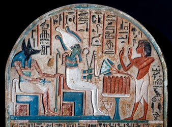 Ägyptische Antiquität: Nanai-Stele, die Osiris und Anubis verehrt. Bemalter Kalkstein. Ende der 18. Dynastie. 14. Jahrhundert v. Chr. Turin, Ägyptisches Museum