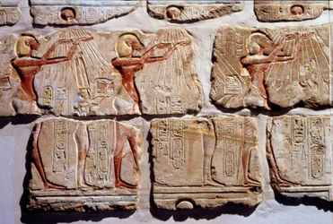Ägyptische Antiquität: Die Anbetung der Sonne. Fragment der Wand aus Sandstein von Amenophis IV in Luxor. 18. Dynastie