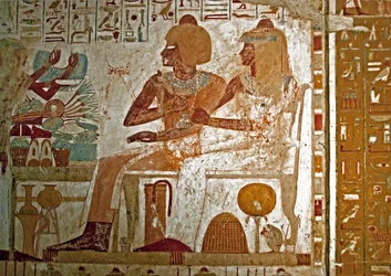 Malerei, die das Grab von Userhat (TT56) darstellt, hoher Beamter des Bades (18. Dynastie), zeigt ihn mit seiner Frau Mutneferet, wie sie Opfergaben empfangen. Luxor, Westufer