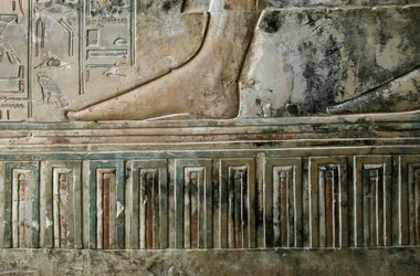 Ägyptische Antike: Relief, das den Fuß des Schreibers darstellt, der das Grab verlässt, und das Palastfries des Grabes von Kha em Het (Khaemhat), Inspektor der Speicher und Schreiber am Hof von Amenophis III. (TT57). 18. Dynastie. 1530-1290 v. Chr. Tal der