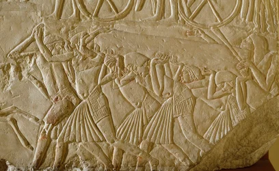 Ägyptische Antike: Sklaven tragen einen Obelisken während der großen Bauarbeiten des pharaonischen Ägyptens. Detail eines Reliefs aus dem Grab eines hohen Beamten der späten 18. Dynastie. 1570-1320 v. Chr. Bologna, Civico Museo Archeologico