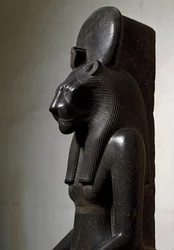 Ägyptische Antike: Die Löwengöttin Sachmet mit Sonnenscheibe gekrönt. Statue aus schwarzem Granit, 1540-1295 v. Chr. Turin, Ägyptisches Museum