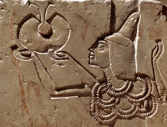Figur, die ein Opfer darbringt