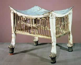 Fußschemel, der vom Kinderkönig zu Beginn seiner Herrschaft benutzt wurde, aus dem Grab von Tutanchamun (ca. 1370-52 v. Chr.) Neues Reich (bemaltes und vergoldetes Holz)