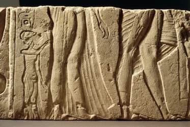 Fragment einer geschnitzten Wand, die eine Prinzessin darstellt, die ihre Eltern mit dem Sohn von Echnaton begleitet, aus Hermopolis