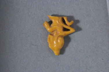 Fragmentarisches durchbrochenes Perlenstück einer sitzenden Prinzessin, Neues Reich, Amarna-Periode