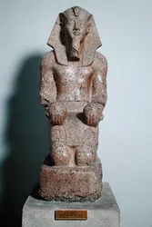 Kniende Statue Amenophis’ II. (1427-1392 v. Chr.) mit Weinopfergaben, aus Theben, Neues Reich, ca. 1450-1425 v. Chr.
