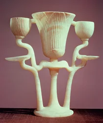 Lampe in Form dreier Lotosblüten, aus dem Grab des Tutanchamun (ca. 1370-52 v. Chr.), Neues Reich (Alabaster)