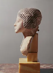 Linkes Profil des Kopfes einer Prinzessin aus der Familie von Echnaton, Neues Reich (bemalter Kalkstein)