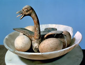 Deckel eines Alabastergefäßes, dekoriert mit einem Vogel in einem Nest mit Eiern, aus dem Grab von Tutanchamun (ca. 1370-52 v. Chr.) Neues Reich (bemaltes und verputztes Holz)
