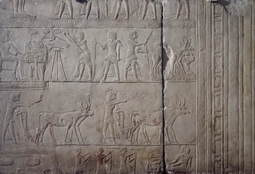 Pharao Horemheb, dargestellt bei der landwirtschaftlichen Arbeit in den Feldern von Iaru, empfängt die Ernte, die von Bauern angeboten wird, Kalksteinwandrelief, aus dem memphitischen Grab von Horemheb in Saqqara, Ägyptische Zivilisation, Neues Reich, Dyna