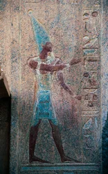 Pharao mit Krone von Oberägypten, Totentempel von Hatschepsut, Deir el-Bahari, Thebanische Nekropole (UNESCO-Welterbeliste)