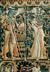Plakette vom Deckel einer Truhe, die Tutanchamun (ca. 1370-52 v. Chr.) und seine Frau Ankhesenamun in einem Garten zeigt, Neues Reich (bemaltes Elfenbein)