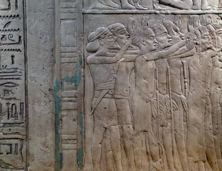 Prinzen von Nubien, Libyen, Syrien und Palästina kommen, um dem König zu huldigen, Basrelief in Kalkstein, aus dem memphitischen Grab von Horemheb in Saqqara, ägyptische Zivilisation, Neues Reich, Dynastie XVIII