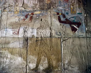 Königin Hatschepsut zwischen dem Gott Horus und dem Gott Thoth, bemaltes Relief, Halle der Roten Kapelle von Hatschepsut, Karnak-Tempelkomplex (Unesco-Welterbeliste)