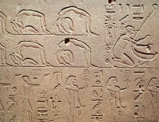 Relief, das Akrobaten und einen Harfenspieler darstellt, aus Karnak, Neues Reich