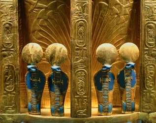 Rückseite des Thrones von Pharao Tutanchamun mit vier goldenen Uraeus-Kobrafiguren