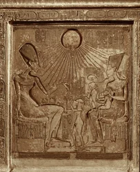 Das Familienleben des Pharaos Amenophis IV. Echnaton, Königin Nofretete und 3 Töchter beten zur Sonne (Relief)
