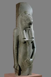 Die Göttin Sachmet mit einem Zepter in Form eines Papyrus