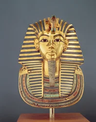 Die Totenmaske von Tutanchamun (ca. 1370-1352 v. Chr.) Neues Reich, ca. 1336-1327 v. Chr. (Gold mit Halbedelsteinen eingelegt)