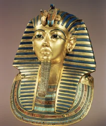 Die goldene Totenmaske, aus dem Grab von Tutanchamun (ca. 1370-52 v. Chr.) Neues Reich (Gold mit Halbedelsteinen und Glaspaste)