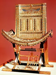 Der kirchliche Thron des Pharaos, aus dem Grab von Tutanchamun (ca. 1370-52 v. Chr.) Neues Reich (intarsiertes Holz)