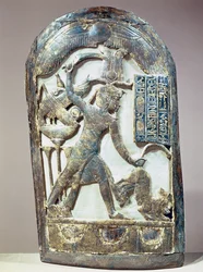 Votivschild, der den König zeigt, wie er einen Löwen tötet, aus dem Grab von Tutanchamun (ca. 1370-52 v. Chr.) Neues Reich (graviertes und vergoldetes Holz)