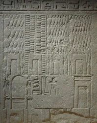 Wandrelief, das ein Lagerhaus darstellt (Detail der Waagen für das Wiegen von Waren)