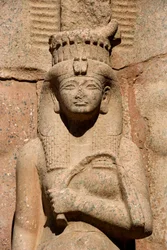 Kunst des alten Ägypten (UNESCO-Weltkulturerbe): Fuß der kolossalen Statue von Ramses II. (1298-1234 v. Chr.) mit seiner Tochter und Frau Bentanta (oder Bent Anath oder Bent Anath). Ägypten, Karnak, Ostufer des Nils