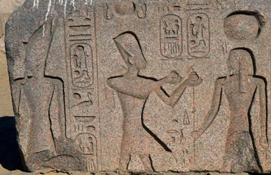 Block mit Reliefs und Inschriften von Ramses II., Großer Tempel des Amun, Tanis, Ägypten, ägyptische Zivilisation, Neues Reich, 19. Dynastie