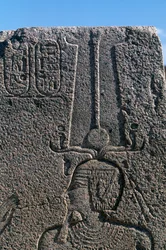 Block mit Reliefs und Inschriften von Ramses II, Großer Tempel von Amun, Tanis, Ägypten, ägyptische Zivilisation, Neues Reich, Dynastie XIX