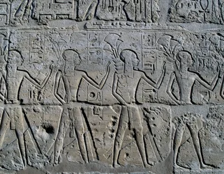 Figuren, die Bergbaudistrikte symbolisieren und ihre Tribute an den Gott bringen, Relief, Hof von Ramses II., Tempel des Amun (Unesco-Welterbeliste)