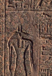 Darstellung von Anubis, Detail der Inschrift und des Reliefs von Anubis und einem anderen Gott, Amenhoteps Sarkophag, Memphis (UNESCO-Welterbeliste)