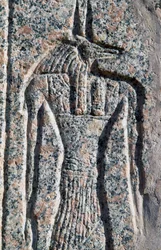 Darstellung von Anubis, Detail der Inschrift und des Reliefs von Anubis und einem anderen Gott, Amenhoteps Sarkophag, Memphis (Unesco-Welterbeliste)