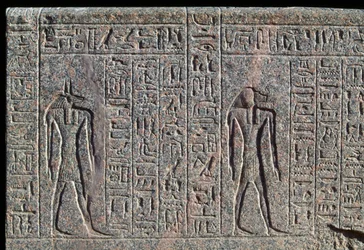 Darstellung von Anubis, Detail der Inschrift und des Reliefs von Anubis und einem anderen Gott, Sarkophag von Amenhotep, Memphis, Ägypten, Neues Reich, Dynastie XIX