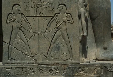 Detail eines Reliefs, das zwei Männer darstellt