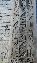 Detail des rosafarbenen Granitobelisken, Höhe 25 Meter, in Auftrag gegeben von Ramses II., Tempel des Amun, Karnak-Tempelkomplex, Luxor, Theben (Unesco-Welterbestätte)