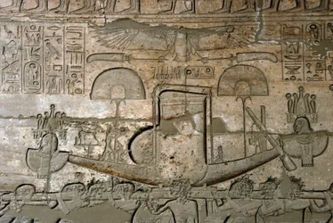 Ägyptische Antiquität: Ansicht der Reliefs, die die Prozession des heiligen Bootes darstellen, Gedenktempel, der dem Pharao Ramses II. (1279-1213 v. Chr.) gewidmet ist, Ramasseum-Stätte (Ramesseum) in Luxor, Ägypten