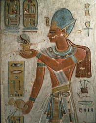 Ägyptische Antiquität: Pharao Ramses I. (1320-1310 v. Chr.) stellt Weihrauch und Wasser bei einer Zeremonie dar. Grab von Ramses I., Tal der Könige, Ägypten
