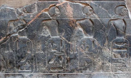 Ägyptische Antike: Detail eines Reliefs, das die Embleme der von Pharao Ramses II. (1292-1186 v. Chr.) eroberten Gebiete schmückt. Tempel von Luxor. Ostufer (Theben), Ägypten