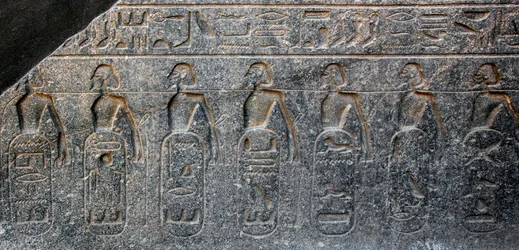 Ägyptische Antiquität: Detail eines Reliefs, das die Embleme der von Pharao Ramses II. (1292-1186 v. Chr.) eroberten Gebiete darstellt. Tempel von Luxor. Ostufer (Theben), Ägypten