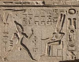 Ägyptische Antike: Detail des Architravs, der die Darstellung von Pharao Ramses II. ehrt den Gott Amon und Hieroglyphen schmückt, Tempel von Pharao Ramses II. (1292-1186 v. Chr.) in Luxor. Ostufer (Theben), Ägypten